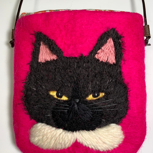 お出かけ猫さん刺繍羊毛フェルト生地のポーチ