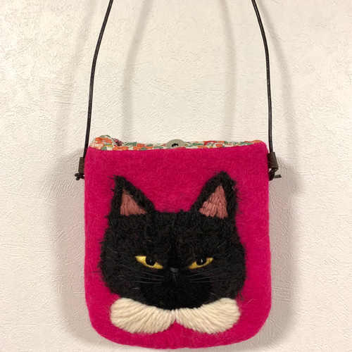 お出かけ猫さん刺繍羊毛フェルト生地のポーチ
