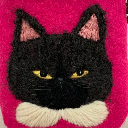 お出かけ猫さん刺繍羊毛フェルト生地のポーチ