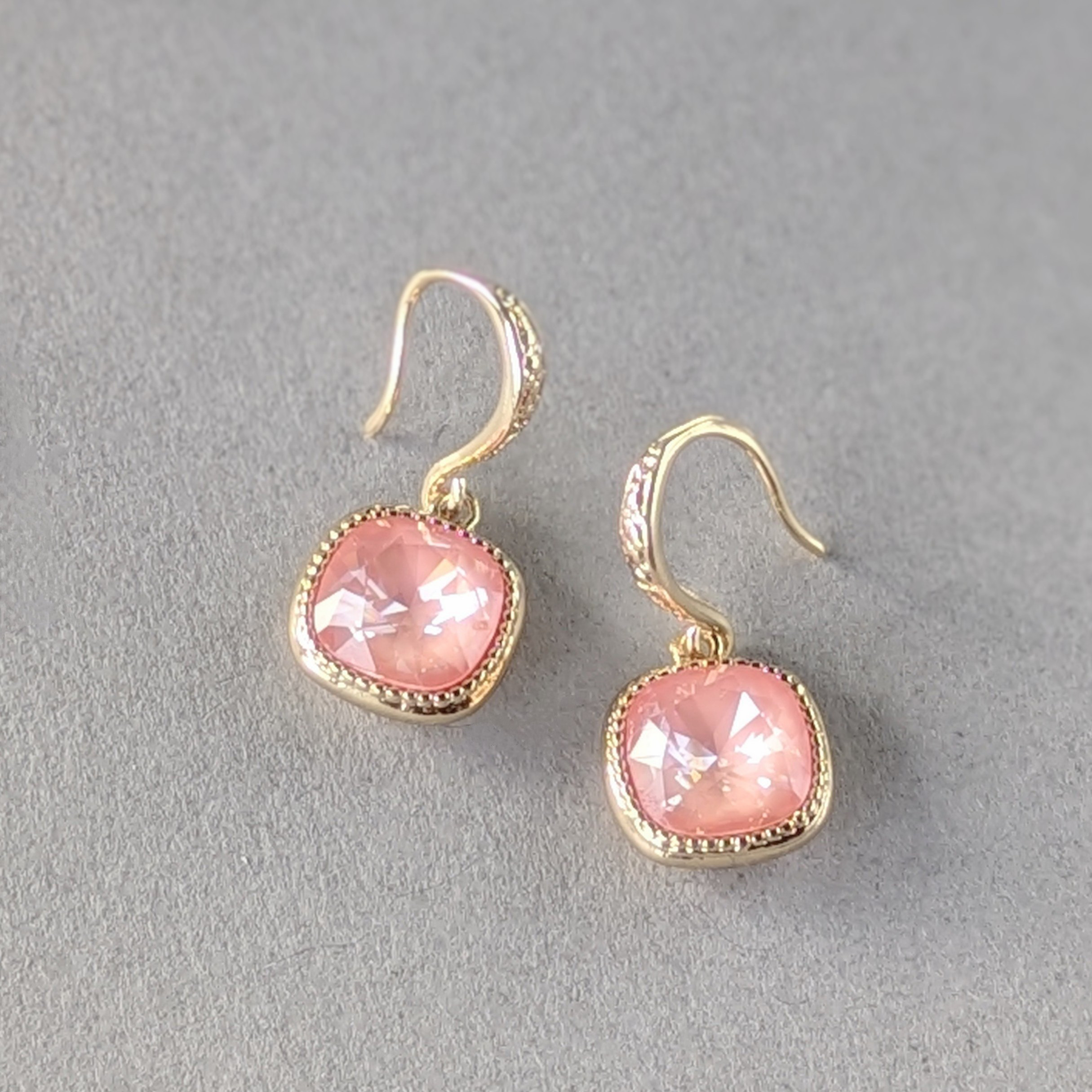 14kgf pink-shell 発色を纏う スクエア型ピンクシェルクリスタルピアス/イヤリング サージカルステンレス