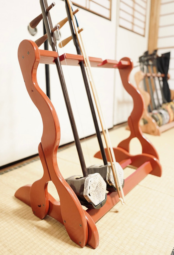 限定1台】漆の光彩を纏う 手作り木製 二胡スタンド「鎌倉赤うるし」4丁