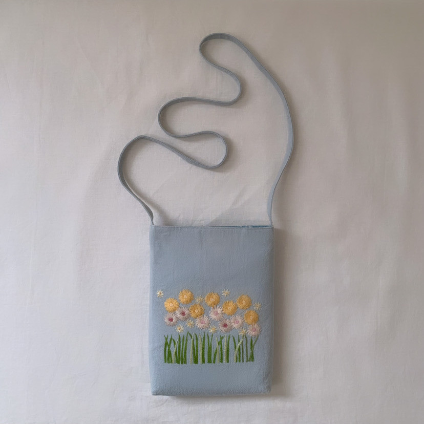 【サコッシュ】綿麻･草花手刺繍  ペールブルー【くが屋】