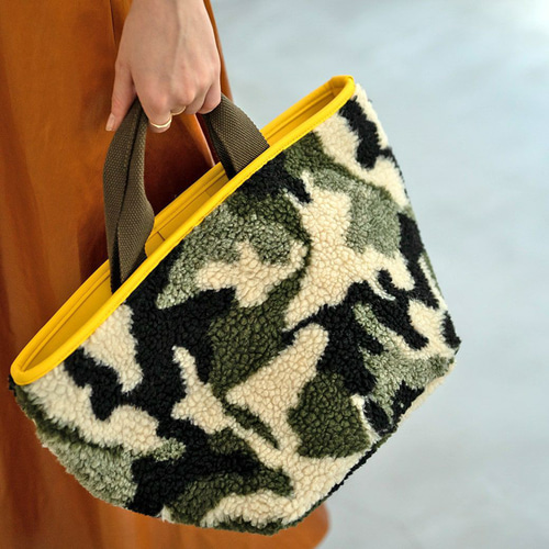 遊びゴコロのあるカモフラージュ柄 ボアバッグ トートバッグ アニマル