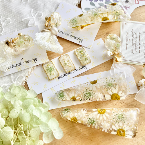 ヘアクリップ レジン 6.5cmオーバル 美しいマトリカリア 水色 ヘアゴム