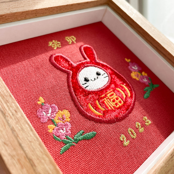 【2023 癸卯年】幸福達摩兔 刺繡畫|實木框 第2張的照片