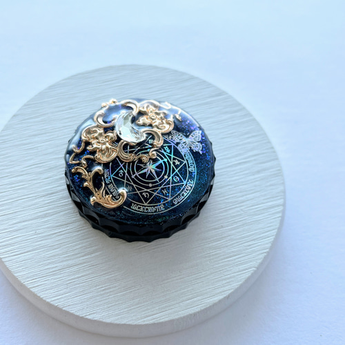 魔法陣と蝶々のコンパクト風朱肉 / レジン / ファンタジー / 三日月