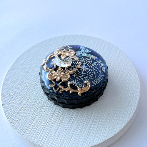 魔法陣と蝶々のコンパクト風朱肉 / レジン / ファンタジー / 三日月