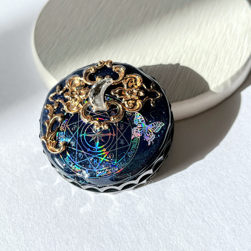 魔法陣と蝶々のコンパクト風朱肉 / レジン / ファンタジー / 三日月