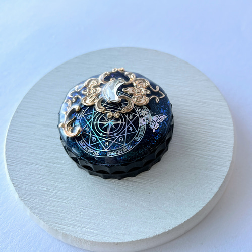 魔法陣と蝶々のコンパクト風朱肉 / レジン / ファンタジー / 三日月