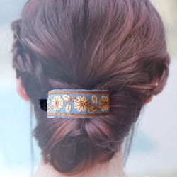 ブルー シンプルフラワー インド刺繍リボン アーチ型バナナクリップ