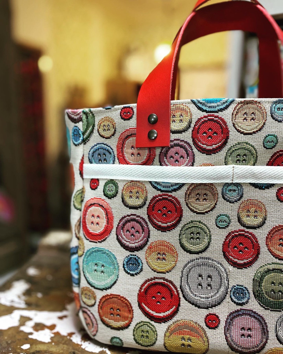 【受注製作】ゴブラン織りと革のトートバッグSサイズきなりボタン柄×赤持ち手