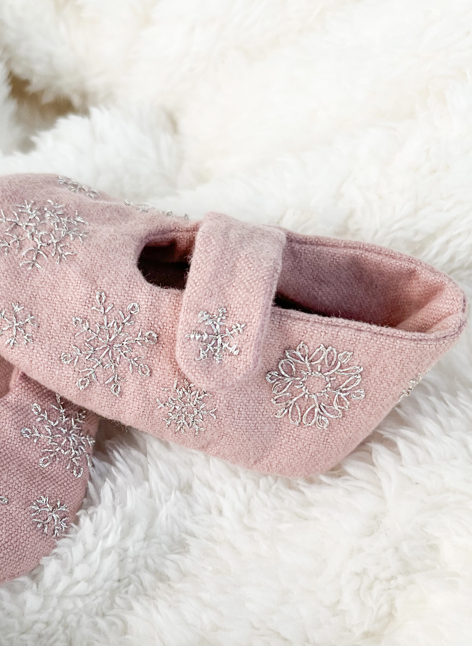 雪の結晶の刺繍ベビーシューズ　サーモンピンク