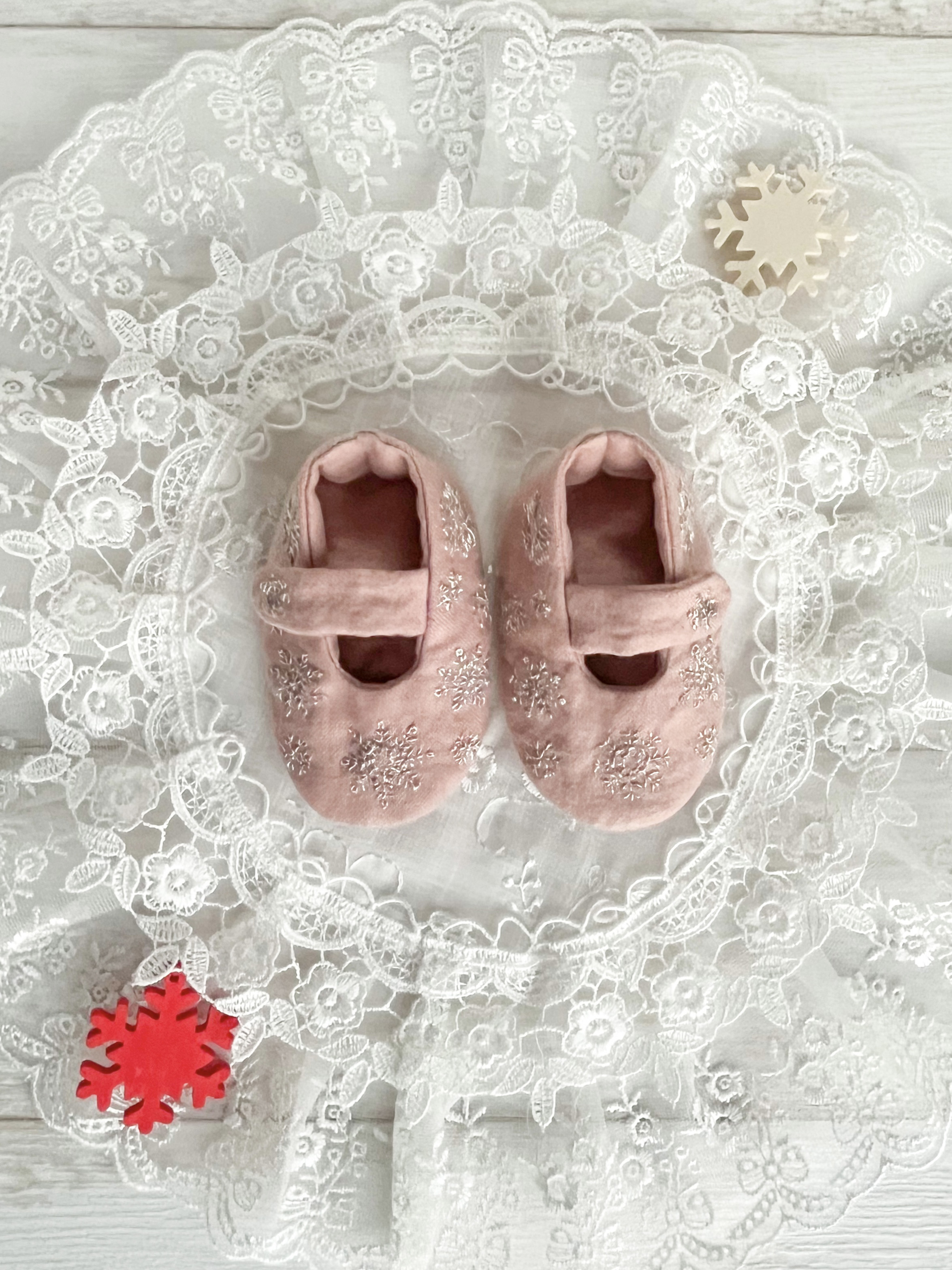 雪の結晶の刺繍ベビーシューズ　サーモンピンク