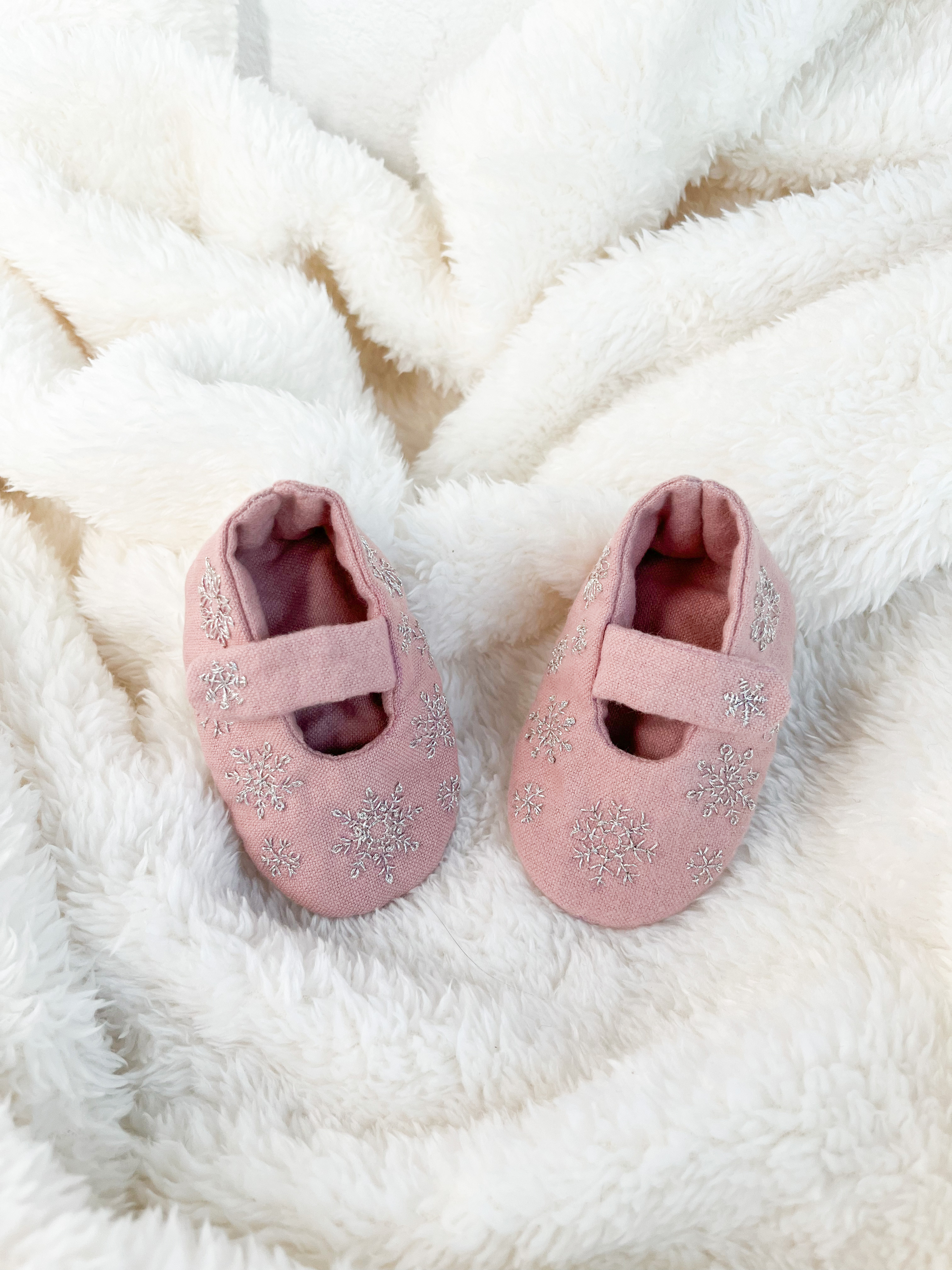 雪の結晶の刺繍ベビーシューズ　サーモンピンク