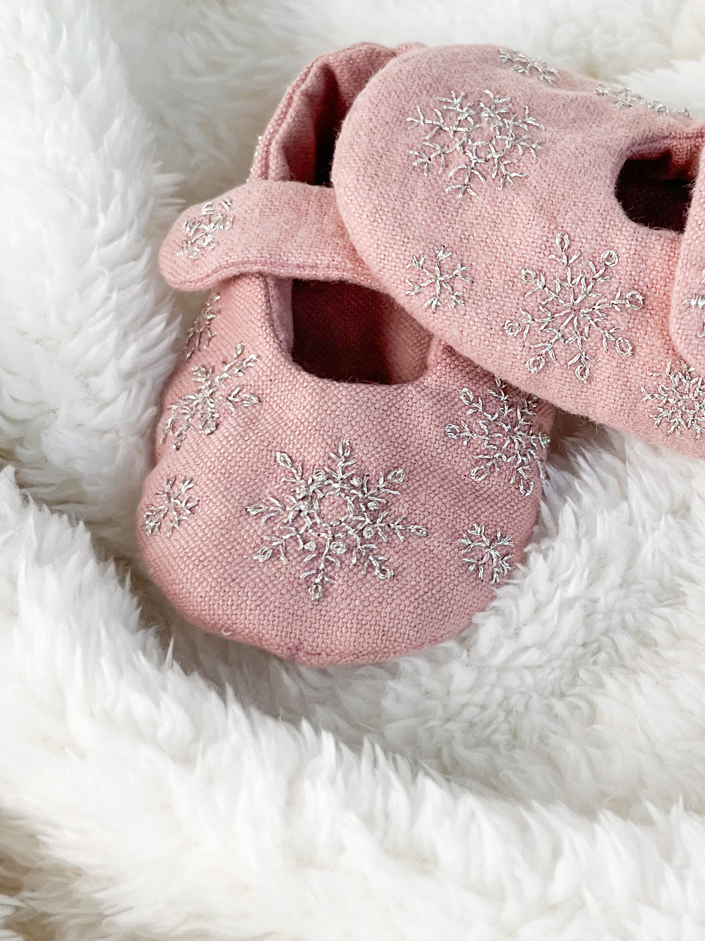 雪の結晶の刺繍ベビーシューズ　サーモンピンク