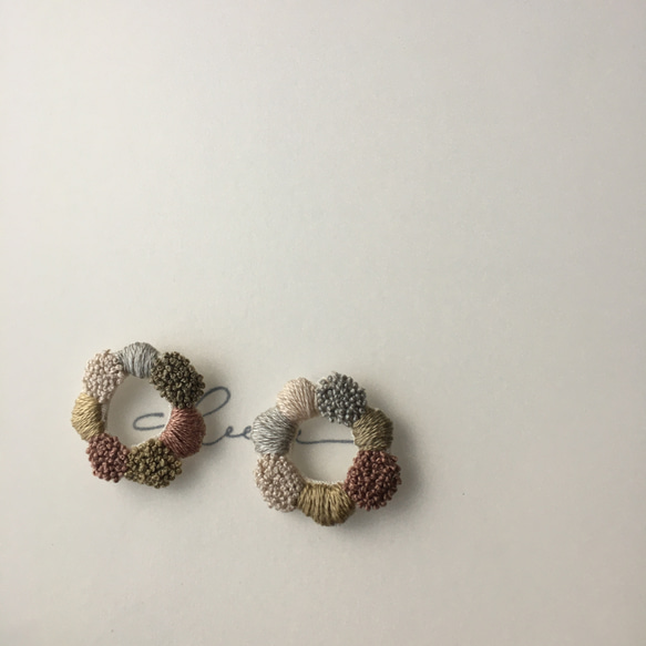 261◇花輪◇刺繍ピアス.刺繍イヤリング.刺繍アクセサリー.くすみ色.くすみカラー.ニュアンス 4枚目の画像