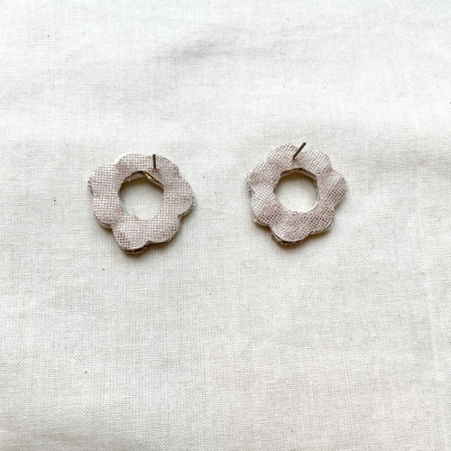 261◇花輪◇刺繍ピアス.刺繍イヤリング.刺繍アクセサリー.くすみ色 