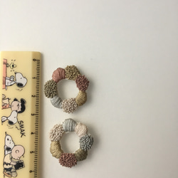 261◇花輪◇刺繍ピアス.刺繍イヤリング.刺繍アクセサリー.くすみ色.くすみカラー.ニュアンス 5枚目の画像