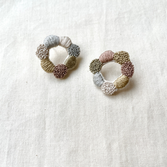 261◇花輪◇刺繍ピアス.刺繍イヤリング.刺繍アクセサリー.くすみ色.くすみカラー.ニュアンス 1枚目の画像