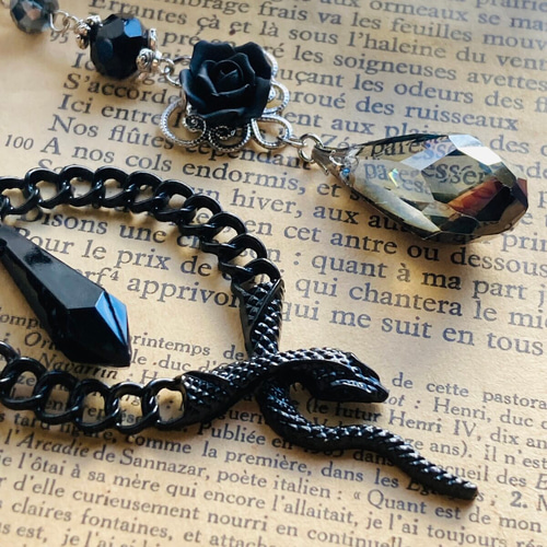レイチェル専用♡antique black ピアス イヤリング 再再再再販 Gothic Wednesday ゴシック 黒蛇 黒薔薇 ブラックガラス