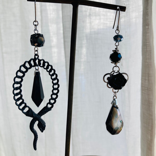 再再再再販 Gothic Wednesday ゴシック 黒蛇 黒薔薇 ブラックガラス