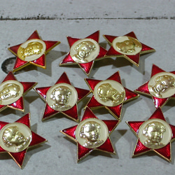♛ ウクライナ・CCCPソビエト時代のキュートな女の子のポートレイトと☆赤い星形のブローチピンバッジ（新品）10個セット 2枚目の画像