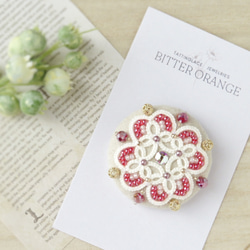 タティングレース×ビーズ刺繍の誕生石ブローチ くるみボタン 1月