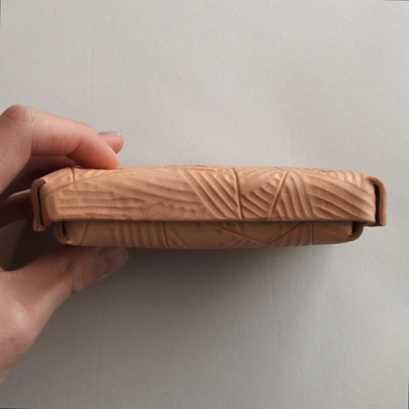 ヌメ革の革箱 木彫り風(カードサイズ) 12枚目の画像