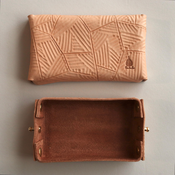 ヌメ革の革箱 木彫り風(カードサイズ) 3枚目の画像