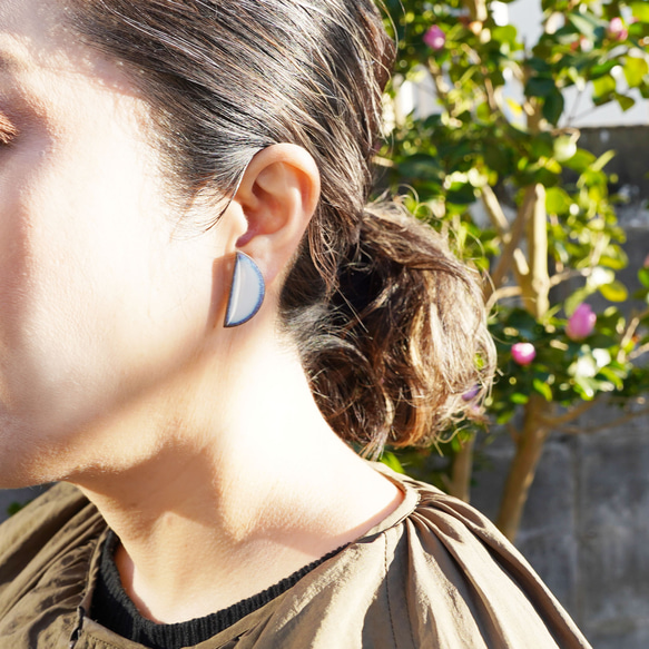 瓷磚耳環半月形耳環/耳環“背面皮革加工” 第2張的照片