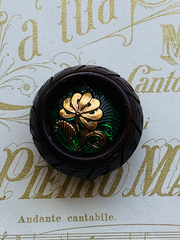 チェコガラス素材のレトロシックな菊の帯留め「酒樽に菊凛々・・・」 2枚目の画像