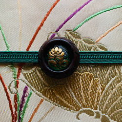 チェコガラス素材のレトロシックな菊の帯留め「酒樽に菊凛々・・・」 9枚目の画像