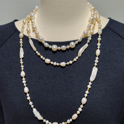 ホワイト淡水真珠&ケシパール縞入りバロック ロングネックレス 10枚目の画像