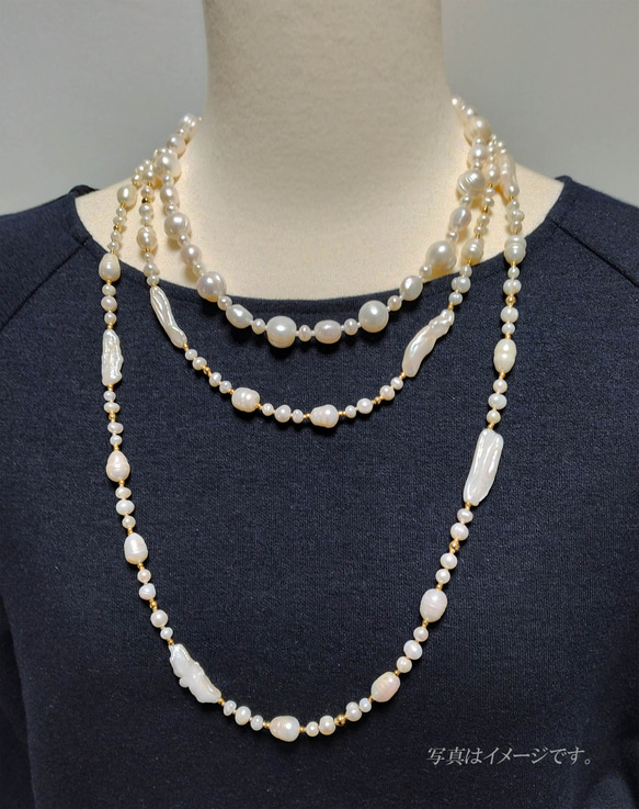 ホワイト淡水真珠&ケシパール縞入りバロック ロングネックレス 10枚目の画像