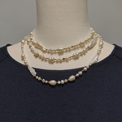 ホワイト淡水真珠&ケシパール縞入りバロック ロングネックレス 1枚目の画像