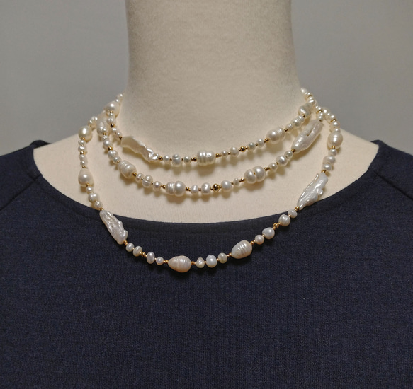 ホワイト淡水真珠&ケシパール縞入りバロック ロングネックレス 1枚目の画像