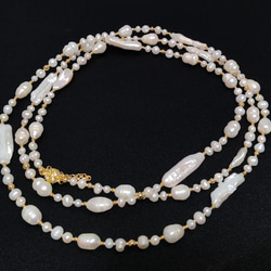 ホワイト淡水真珠&ケシパール縞入りバロック ロングネックレス 8枚目の画像