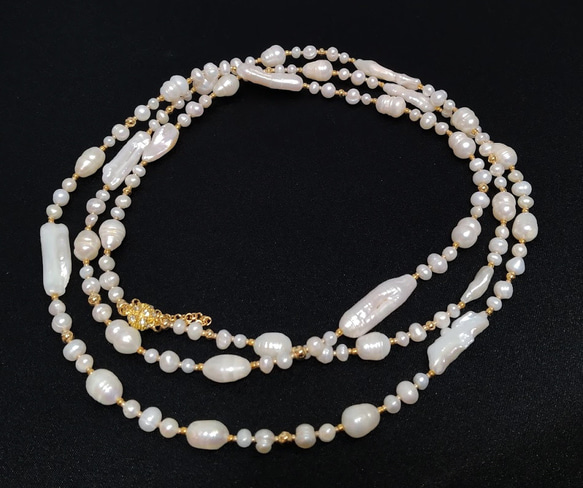 ホワイト淡水真珠&ケシパール縞入りバロック ロングネックレス 8枚目の画像