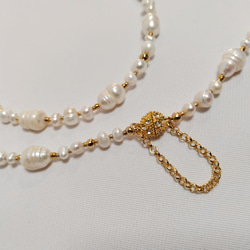 ホワイト淡水真珠&ケシパール縞入りバロック ロングネックレス 5枚目の画像