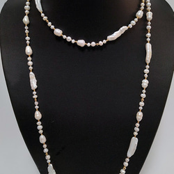 ホワイト淡水真珠&ケシパール縞入りバロック ロングネックレス 3枚目の画像
