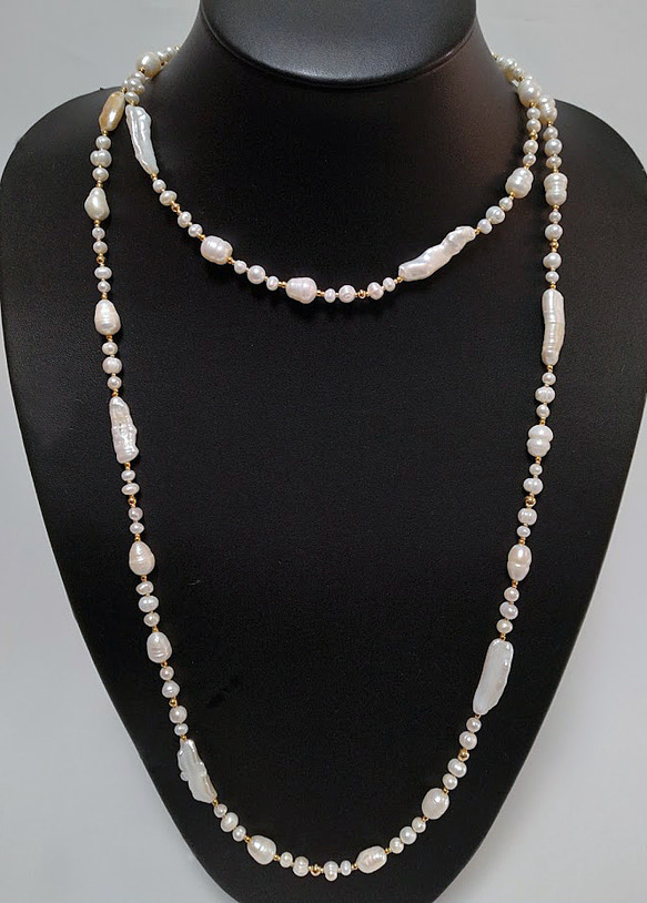 ホワイト淡水真珠&ケシパール縞入りバロック ロングネックレス 3枚目の画像