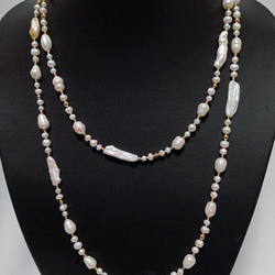 ホワイト淡水真珠&ケシパール縞入りバロック ロングネックレス 2枚目の画像