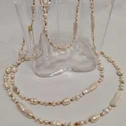 ホワイト淡水真珠&ケシパール縞入りバロック ロングネックレス 4枚目の画像