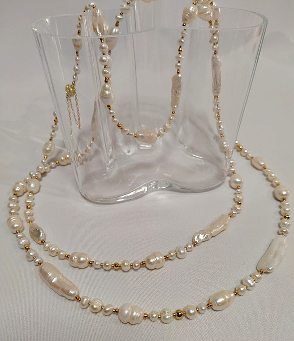 ホワイト淡水真珠&ケシパール縞入りバロック ロングネックレス 4枚目の画像