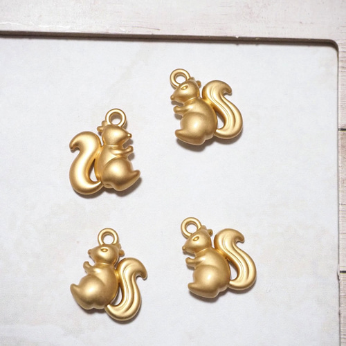 4個 リスチャーム 13×14mm ゴールド リス チャーム 動物 カン付き