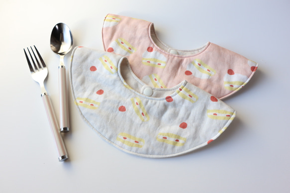 スタイの形選べます⭐︎いちごショートケーキ スタイ・よだれかけ ito