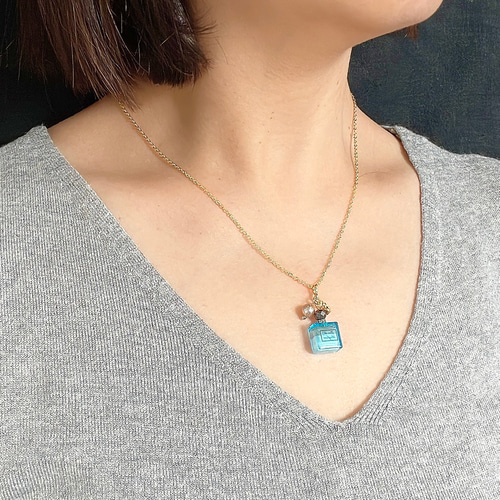 香るミニ香水瓶のネックレス 大人可愛い癒しのペンダント 選べるラベル