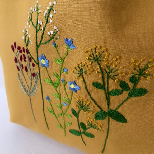 【A4大サイズ】草花手刺繍･綿麻トートバッグ･マスタード色【くが屋】 2枚目の画像