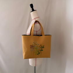 【A4大サイズ】草花手刺繍･綿麻トートバッグ･マスタード色【くが屋】 4枚目の画像