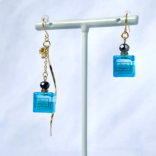 香るミニ香水瓶のピアス/イヤリング 大人可愛い癒しの耳飾り 選べる